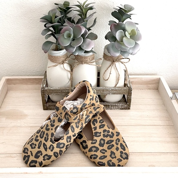 Monkey Feet Other - Monkey Feet Cheetah W/ Strap